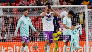 BILBAO, 08/11/2022.- Los jugadores del Real Valladolid se lamentan tras el encuentro de la decimocuarta jornada de la Liga Santander entre el Athletic Club y el Real Valladolid, este martes en el estadio de San Mamés, en Bilbao. EFE/Miguel Toña