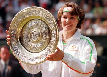 Hingis debutó profesionalmente con 14, y solo un año más tarde, se consagró en Wimbledon, en la modalidad de dobles, con ello, se convirtió en la tenista más joven en conquistar un Gran Slam. Posteriormente, con 16 años, conquistó su primer Grand Slam individual, en el Open de Australia.