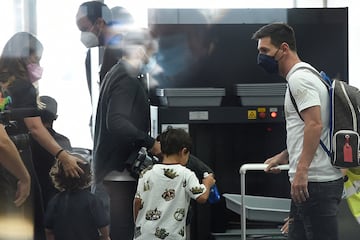 Messi y su familia en el aeropuerto de Barcelona. 