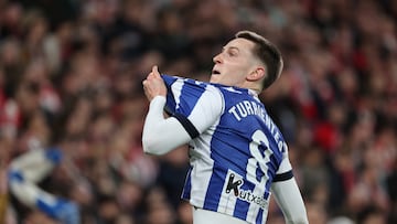 BILBAO, 11/02/2026.- El centrocampista de la Real Sociedad, Beñat Turrientes, celebra el primer gol del equipo donostiarra durante el partido de ida de la semifinales de la Copa del Rey que Athletic Club y Real Sociedad disputan este miércoles en el estadio de San Mamés, en Bilbao. EFE/ Luis Tejido