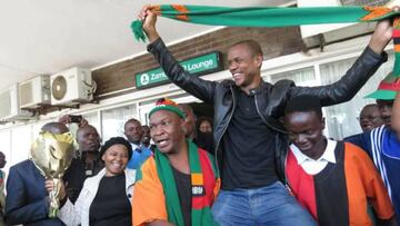 Luego de que su selección no se haya podido calificar a la Copa del Mundo, el árbitro de Zambia Janny Sikazwe fue recibido como héroe en su país.