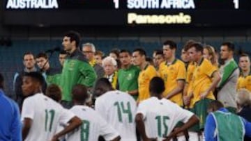 El capit&aacute;n Jedinak (mediocentro), el central Spiranovic y los centrocampistas Bresciano y Rogic no jugaron en el partido de despedida de Australia ante Sud&aacute;frica. Todos ellos est&aacute;n tocados. Adem&aacute;s, el lateral derecho, Iv&aacute;n Franjic, se tuvo que retirar lesionado en una rodilla. Las bajas obligaron al seleccionador Postecoglou a improvisar una pareja de centrales (Wilkinson-McGowan) y a meter a Holland y Troisi en el centro del campo. &ldquo;Fue importante verlos de cara al Mundial&rdquo;, dijo el t&eacute;cnico. El delantero Halloran debut&oacute; en este partido, pero el defensa Wright a&uacute;n no lo hizo.
 