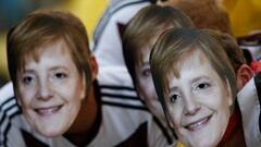 Aficionados alemanes, con la m&aacute;scara de Angela Merkel durante un partido del Mundial. 