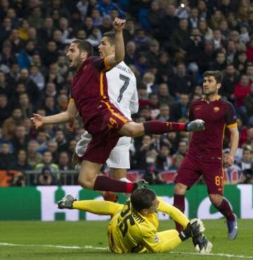 Cristiano Ronaldo marca el 1-0 a la Roma en el partido de vuelta de los octavos de final de la Champions League. 