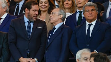 MADRID, 21/04/2024.- Los presidentes del Real Madrid, Florentino Pérez (c), y del FC Barcelona, Joan Laporta (d), junto al ministro de Transportes y Movilidad Sostenible, Óscar Puente (i), durante el partido de la jornada 32 de LaLiga EA Sports entre Real Madrid y FC Barcelona, este domingo en el estadio Santiago Bernabéu de Madrid. EFE/ Juanjo Martín
