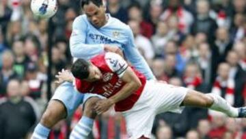 Van Persie disputa un balón con Lescott durante el Arsenal-City.