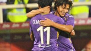 Matías Fernández con Juan Guillermo Cuadrado el 2-0 parcial de Fiorentina sobre Inter de Milán.