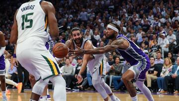 Ricky Rubio realiza un pase ante la defensa de Willie Cauley-Stein.