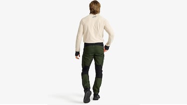 Estos son los pantalones cargo que los hombres están eligiendo para hacer senderismo en invierno: tienen siete bolsillos y repelen el agua