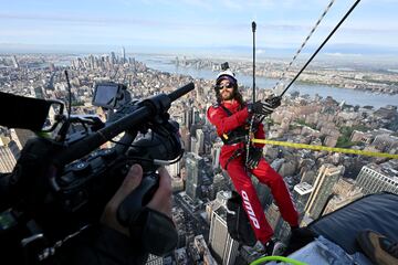 Jared Leto desciende en rápel por el Empire State Building de la ciudad de Nueva York.