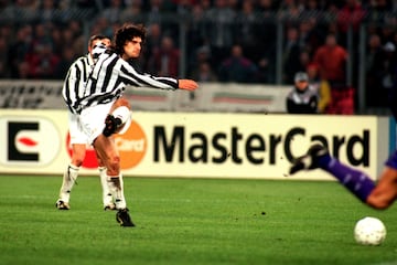 Fue la primera vez que la Juve le levant車 una eliminatoria en Copa de Europa a los blancos, lo que ha sucedido en total hasta tres veces; nadie m芍s ha logrado repetir ante el Madrid. El Madrid se present車 en la eliminatoria con Arsenio Iglesias en el banquillo; el general del S迆per Depor hab赤a relevado a Valdano, cesado esa temporada. Y por momentos, so?車 el Madrid con pasar: se impuso por 1-0 en la ida, con gol de Ra迆l. Pero aquella Juventus estaba germinando las bases de un equipo legandario. Ese curso se proclamar赤a campeona de Europa tras batir en la final al Ajax, vigente campe車n del momento, y luego encadenar赤a dos finales m芍s, perdidas ante Borussia Dortmund y Real Madrid (la S谷ptima). En sus filas jugaban ya Peruzzi, Pesotto, Conte, Deschamps, Jugovic o Del Piero. Y en Delle Alpi, con goles de Del Piero y Padovano, remont車 el 1-0 de la ida pas車 a semifinales. El Madrid persist赤a en su maldici車n europea, que por entonces ya acumulaba 30 a?os sin ganar el t赤tulo.