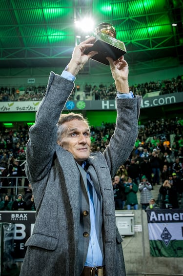 Se trata del único ganador del Balón de Oro danés. Simonsen fue considerado uno de los mejores extremos de la época. Debutó y se retiró en el mismo club, el Vejle BK, pero el equipo donde se dio a conocer al mundo fue en el Borussia Mönchengladbach, donde consiguió tres Bundesligas y dos Copas de la UEFA. Debido a su buen rendimiento y consagrarse como el mejor jugador del planeta en 1977, el FC Barcelona le fichó por 110 millones de las antiguas pesetas (660 mil euros). Allí levantó una Copa del Rey y la Recopa de Europa. Antes de regresar a su casa, tuvo una breve experiencia en la segunda inglesa con el Charlton Athletic. Finalmente, cerró su etapa como futbolista en 1989 tras disputar 392 partidos y marcar 161 goles.
