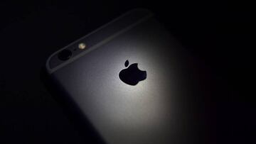 LONDON, ENGLAND - AUGUST 03: The Apple logo is displayed on the back of an iPhone on August 3, 2016 in London, England. (Photo by Carl Court/Getty Images)