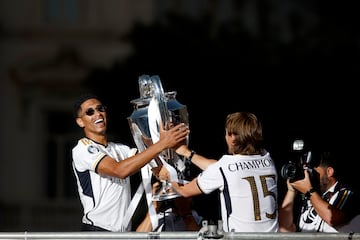 Bellingham y Modric con el trofeo.