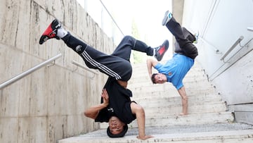 Graciel Stenio, Grazy como b-boy, y Juan de la Torre, conocido como Xak, posan de forma acrobática para AS en el Centro de Alto Rendimiento de Madrid.