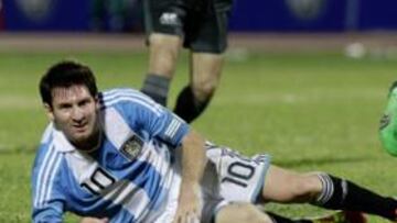 <b>ARROLLADO. </b>Messi es derribado por tres jugadores nigerianos.