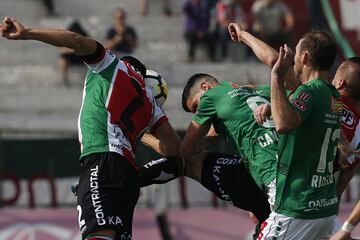 El jugador de Temuco Lucas Campana , centro, juega el balon contra Palestino durante el partido de primera division disputado en el estadio La Cisterna de Santiago, Chile.