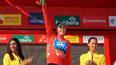 Chris Froome posa con el jersey rojo de l&iacute;der durante la Vuelta a Espa&ntilde;a 2011.