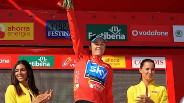 Chris Froome posa con el jersey rojo de l&iacute;der durante la Vuelta a Espa&ntilde;a 2011.