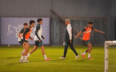 El Málaga pierde a Juanpe, pero respira con Brasanac y Montero