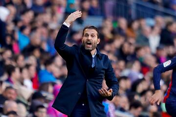 El entrenador del Valencia CF Rubén Baraja da instrucciones a sus jugadores durante el encuentro. 
