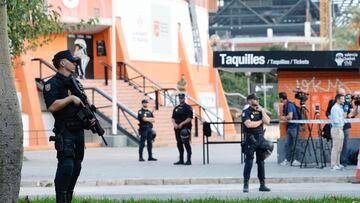 Policías en los aledaños de La Fonteta.