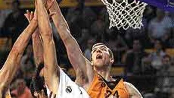 <b>REVELACIÓN.</B> Fran Vázquez superó a los pívots madridistas.