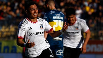 El jugador de Colo Colo, Jordhy Thompson, celebra su gol contra Everton durante el partido de Primera División disputado en el estadio Sausalito de Vina del Mar, Chile.