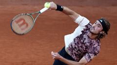 MADRID, 29/04/2023.- El tenista griego Stefanos Tsitsipas durante su partido contra el austriaco Dominic Thiem en un encuentro correspondiente a la segunda ronda del torneo Masters 1000 Mutua Madrid Open de Tenis disputado este sábado en la Caja Mágica, en Madrid. EFE/Sergio Pérez
