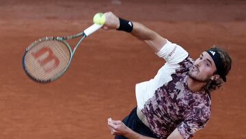 MADRID, 29/04/2023.- El tenista griego Stefanos Tsitsipas durante su partido contra el austriaco Dominic Thiem en un encuentro correspondiente a la segunda ronda del torneo Masters 1000 Mutua Madrid Open de Tenis disputado este s¨¢bado en la Caja M¨¢gica, en Madrid. EFE/Sergio P¨¦rez