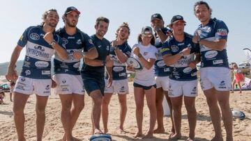 Los jugadores del VRAC Quesos Entrepinares y Gisela Pulido posan durante el evento "Don´t Crack Under Pressure" de TAG Heuer.