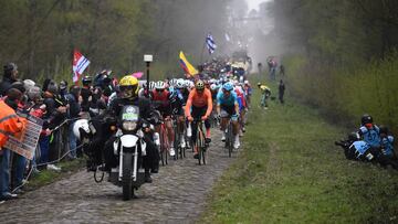 El pelot&oacute;n pasa por el tramo de pav&eacute;s del Bosque de Arenberg durante la Par&iacute;s-Roubaix 2019.