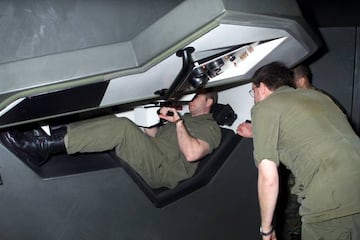 Estudiantes de las fuerzas armadas practican en el sistema de simulador SIMNET en Camp Oliver, Fort Stewart, Georgia.