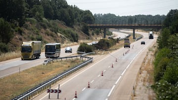 El lugar en el que ocurrieron los hechos, a 3 de julio de 2025, en Palacios de Sanabria, Zamora, Castilla y León (España). El futbolista portugués que militaba en el Liverpool FC, Diogo Jota, y su hermano, André Silva, que formaba parte de la plantilla del Penafiel luso, han fallecido esta madrugada en un accidente de circulación en la carretera A-52, a la altura del término zamorano de Cernadilla. Varias personas alertaron del accidente de un vehículo que estaba ardiendo en el kilómetro 65 de la A-52.
03 JULIO 2025;ACCIDENTE;COCHE;TRÁFICO;FUTBOLISTA;MUERTO;FALLECIDO
Emilio Fraile / Europa Press
03/07/2025
