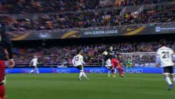 El Valencia reclamó mano de Susaeta en el gol de Aduriz