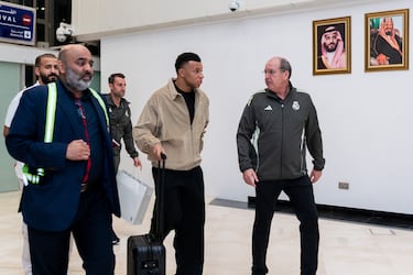 Y quienes están supervisando esa rodilla izquierda que inquieta de cara al Clásico. Kylian tiene buenas sensaciones y quiere jugar. Lo va a intentar.