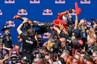 El piloto Aprilia Racing Team, Marco Bezzecchi, celebra con todo su equipo el triunfo en el MotoGp de Estados Unidos.