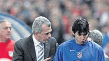 <b>COMO UN PADRE. </b>Aguirre guía cada uno de los pasos del Kun. El jugador lo acata.