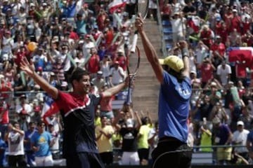 Los jugadores de Chile Hans Podlipnik y Julio Peralta celebran el triunfo contra Republica Dominicana durante el partido del grupo I americano de Copa Davis.