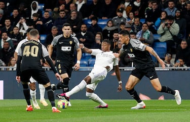 David Alaba rodeado de jugadores del conjunto ilicitano.