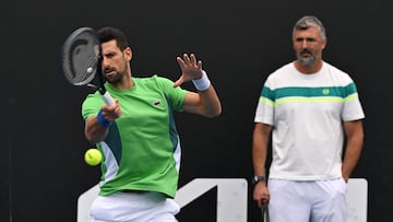 El tenista serbio Novak Djokovic entrena junto a Goran Ivanisevic durante el Open de Australia 2024.