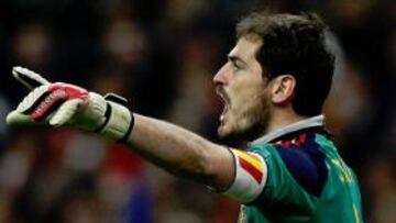<b>SU PARTIDO 102. </b>Casillas, de verde, ayer en París.
