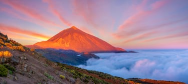 La cima más alta de España es un estratovolcán que se formó hace unos 200.000 años. Está situada en el centro de la Isla de Tenerife, en el Parque Nacional del Teide. Fue declarado Patrimonio Mundial por la UNESCO en 2007 por su biodiversidad única que incluye especies endémicas. Es un fantástico lugar para la observación astrofísica. 
