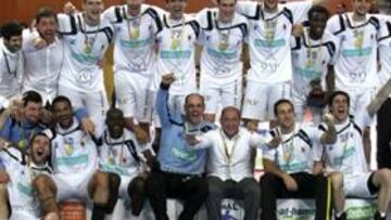 <b>TRICAMPEONES. </b>El Ciudad Real disfruta en el podio de Vigo de su tercera Copa del Rey, que además es su tercer título de la temporada tras la Copa Asobal y la Supercopa.