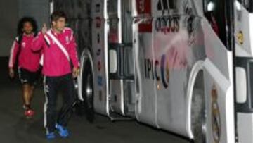 ILUSIONADO. Lucas Silva sube al autobús ayer, a las 20:00h., antes de concentrarse con el Madrid.
