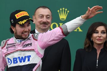 Sergio 'Checo' Pérez saludoa a sus compañeros de escudería.