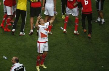 Los jugadores del  Benfica celebran sobre el terreno de juego su 33º título nacional, entrando en la historia del fútbol europeo. El equipo encarnado sumó los tres puntos de la jornada gracias a dos goles de Lima que le dejan a siete puntos de ventaja sobre el Sporting y a dieciocho del Oporto.