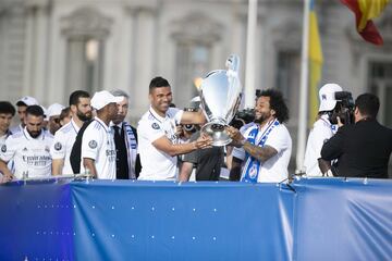 Casemiro y Marcelo ofrecen la Champions a la afición en Cibeles. 