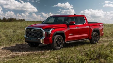 Toyota Tundra durante su camino en pasto