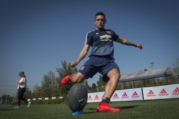 Jugadores de el equipo de rugby neozelandés All Blacks participan en una actividad extraeportiva con los jugadores de el equipo Universidad de Chile en el CDA.